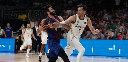 MADRID, 29/05/2024.- El base del Barça Ricky Rubio (i) lucha con Rudy Fernández, del Real Madrid, durante el primer partido de la semifinal de la Liga Endesa que Real Madrid y FC Barcelona disputan este miércoles en el WiZink Center. EFE/Sergio López