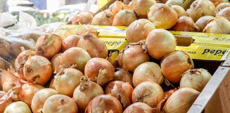 Un puesto de cebollas en un mercadillo al aire libre, a 31 de julio de 2022, en el distrito de Tetuán, Madrid (España). Las ventas totales de bienes de consumo aumentaron en junio el 11,5% respecto a 2021. La inflación en la mayoría de los productos explica esta importante subida. Los productos que destacan por su alta subida de precio son el melón (139%) la cebolla (106%), los tomates (44%), el aceite (51%) y la margarina (40%). También se han encarecido algo menos la leche (15,3%), los derivados lácteos (14,9%), los congelados (14,3%) y los quesos (9,6%).