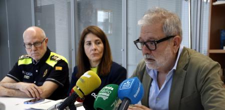 El alcalde de Lleida, Fèlix Larrosa (derecha) junto a la teniente de alcalde Cristina Morón y el intendente de la Guardia Urbana, Josep Ramon Ibarz.