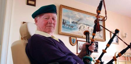 Bill Millin en su casa en Dawlish, Devon, con una gaita en una imagen de 2004. Estuvo en la playa Sword del desembarco de Normandía de 1944.