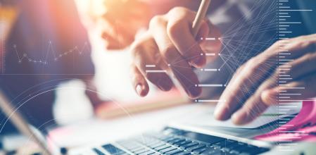 Un empleado utiliza un ordenador