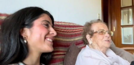 Abuela y nieta charlando en el sofá