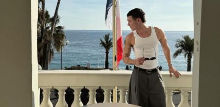 El actor Arón Piper utilizando pantalones anchos.