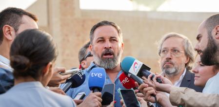 El presidente de VOX, Santiago Abascal, realiza unas declaraciones a la prensa durante un acto de campaña de VOX, en los Jardines de los Puertos Atlánticos, a 31 de mayo  de 2024, en Las Palmas de Gran Canaria, Gran Canaria, Canarias (España). Abascal ha viajado hasta Canarias para participar en dos actos de campaña electoral para las próximas elecciones al Parlamento Europeo el próximo 9 de junio. Hoy en las Palmas de Gran Canaria y mañana, 1 de junio en Santa Cruz de Tenerife.