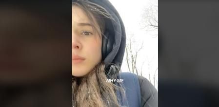 Key fue atacada por un ganso mientras iba a clase