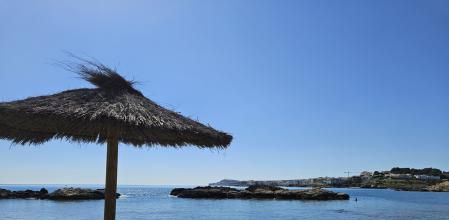 Ya están las sombrillas y tumbonas preparadas en la playa de L'Escala.
