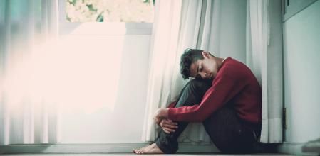 La ansiedad es una emoción natural intrínseca a todas las personas que comprende una serie de reacciones ante la amenaza de un resultado negativo o incierto. Si el estado de activación es muy intenso y, sobre todo, si se prolonga en exceso, se producen los trastornos de ansiedad.

De la mano del Dr. Josep María Farré, jefe del Servicio de Psiquiatría del Hospital Universitari Dexeus, conocemos cuáles son los síntomas más frecuentes de los trastornos de ansiedad, la incidencia en hombres y mujeres, las opciones de tratamiento y la importancia del diagnóstico precoz. 

Por su parte, el Dr. Borja Farré, jefe del Servicio de Psicología del Hospital Universitari Dexeus explica el papel de la terapia cognitivo-conductual y las características comunes de los trastornos a nivel cognitivo-subjetivo y a nivel fisiológico.

En esta línea, el Dr. Jordi Robert, jefe del Servicio de Medicina Interna, comenta que la consulta de urgencias de un paciente con dolor torácico por ansiedad es muy habitual y comparte las pruebas que realizan para el diagnóstico.

Por su parte, la Dra. Zamira Gómez, especialista en Cardiología del Instituto del Corazón Quirónsalud Dexeus, explica cómo afecta una crisis de ansiedad a nivel cardiovascular y metabólico. La ansiedad es un factor predictivo de un evento coronario, concluye.

Y además del corazón, los trastornos funcionales digestivos tienen una estrecha relación con la ansiedad, añade el Dr. Javier Nebreda, jefe del Servicio de Aparato Digestivo y Endoscopia, que comenta que se ha demostrado que el estrés puede desencadenar brotes de la enfermedad inflamatoria intestinal.  

-------

0:00 – 0:37 Intro
0:38 – 00:55 ¿Qué es la ansiedad? Definición y prevalencia
00:56 – 1:09 Trastornos de ansiedad – tipos
1:09 – 2:03 Síntomas del trastorno de ansiedad generalizada
2:04 – 2:26 Características comunes de los trastornos
2:27 – 4:41 Dolor torácico, salud cardiovascular y salud gastrointestinal
4:42 – 5:58 Tratamiento médico y terapia cognitivo-conductual
5:59 – 6:47 Otras herramientas terapéuticas
6:48 – 7:29 Diagnóstico precoz