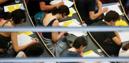 -FOTODELDIA- GRAFCAT5041. BARCELONA, 04/06/2024.- Este martas han arrancado Cataluña las Pruebas de Acceso en la Universidad, a laso que se han inscrito 42.535 estudiantes que podrán esquivar laso preguntas de lecturas obligatorias Lengua Catalana y Castellana y elegirán entre Historia o Historia de la Filosofía, una materia que vuelve a la fase general de los exámenes. EFE/Enric Fontcuberta