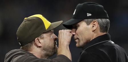 El mánager de San Diego Padres, Andy Green, se encara al árbitro Ángel Hernández