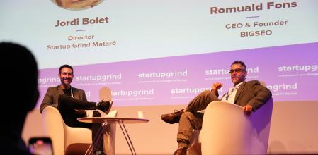 Jordi Bolet, director de Startup Grind Mataró, con Romuald Fons, CEO y fundador de BIGSEO, en la ponencia sobre Inteligencia de Redes.