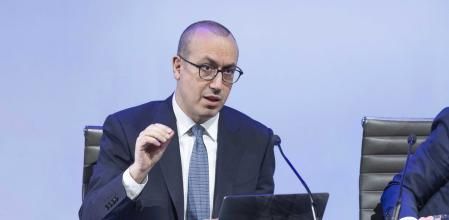 El CEO del BBVA, Onur Genç, durante una rueda de prensa, en la Comisión Nacional del Mercado de Valores (CNMV), a 9 de mayo de 2024, en Madrid (España). El consejo de administración de BBVA ha decidido formular una oferta pública de adquisición (OPA) hostil sobre el 100% de las acciones de Banco Sabadell tras el rechazo de esta entidad a una propuesta de carácter amistoso, en la que ofrece una contraprestación de una acción nueva por cada 4,83 del Sabadell, según ha informado la entidad a la Comisión Nacional del Mercado de Valores (CNMV).