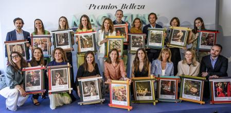 Los 18 galardonados en esta VI edición con sus premios, una ilustración
original de Inés Maestre, en el Museo Thyssen-Bornemisza