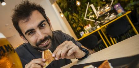 04 - 06 - 2024 / Barcelona / bikinis del Què Fem. Ens aniria bé tenir fotos del propietari (Joan Gurgui) al local ensenyant un bikini i/o menjant-se'l. Que es vegi bé el bikini. Gràcies!! / Foto: Llibert Teixidó En bici sense edat - voluntarios