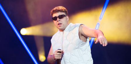 El cantante Quevedo durante su actuación en la sexta edición del Mallorca Live Festival, en el Antiguo Aquapark de Calvià, a 19 de mayo de 2023, en Mallorca, Baleares (España). El artista canario cuenta con el récord de ser el artista español que más tiempo ha liderado la lista de Spotify Global. En la pasada edición del Mallorca Live Festival por cada euro invertido por el Ayuntamiento de Calvià o por otras administraciones públicas en este festival de música, se generaron más de 18 en la economía local. Para este nuevo año, se pretende incrementar el impacto económico de 2022 de 10,15 millones de euros.