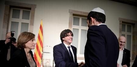 BARCELONA 27.01.2016 POLITICA. EL PARLAMENTO CATALAN CELEBRA UN ACTO CONMEMORATIVO DEL DIA INTERNACIONAL DE LAS VICTIMAS DEL HOLOCAUSTO, CON EL TRADICIONAL ENCENDIDO DE SEIS VELAS DEL RCUERDO. AL ACTO HAN PARTICIPADO EL PRESIDENT DE LA GENERALITAT, CARLES PUIGDEMONT, CARME FORCADELL Y LA ALCALDESA DE BCN, ADA COLAU. FOTO LAURA GUERRRERO