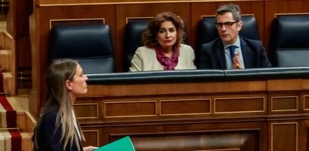 La portavoz de Junts en el Congreso, Míriam Nogueras, asiste este martes al pleno del Congreso de los Diputados en Madrid que debate la ley de amnistía. La votación vuelve a estar en el aire tras la advertencia de Junts de que no apoyará el texto si el PSOE se niega a modificarlo. Los independentistas han reunido de urgencia a su dirección.