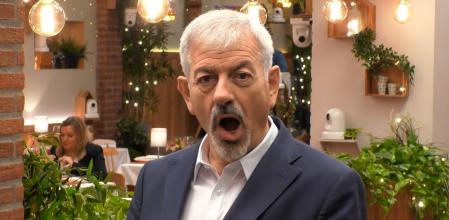 El equipo de 'First Dates' alucina con el increíble parecido físico de un soltero con un actor internacional: ''Soy más guapo que él''