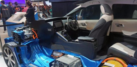 La pila de hidrógeno del Toyota Mirai (izquierda) y el depósito SAO de alta presión (derecha).