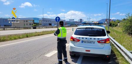 Un agente de la Guardia Civil de Tráfico, durante un control rutinario