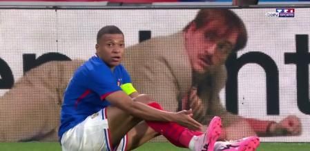 La divertida reacción de Mbappé tras confundir el anuncio de una valla publicitaria con un espectador