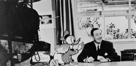 (Eingeschränkte Rechte für bestimmte redaktionelle Kunden in Deutschland. Limited rights for specific editorial clients in Germany.) Walt Disney (*05.12.1901-15.12.1966+) , Filmproduzent, USA, mit Donald Duck am Schreibtisch, - undatiert (Photo by ullstein bild via Getty Images)