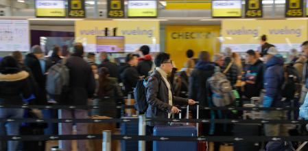 Ambiente de pasajeros en la T-1 del aeropuerto Josep Tarradellas El Prat en la que los trabajadores de handling, que dan el servicio de carga y descarga de maletas de las compañías aéreas de Iberia y Vueling están realizando su último día de huelga. Pasajeros facturando maletas, consultando estado de vuelos o haciendo auto ckeching
