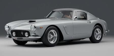 Está equipado de un motor V12 de 3.0 litros cuya potencia es de 240 CV.