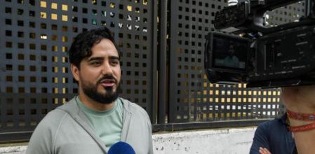 El número 1 de Se acabó la fiesta, Alvise Pérez, atiende a EFE tras ejercer su derecho al voto para las elecciones al Parlamento Europeo en un colegio electoral de Sevilla. (EFE/Raúl Caro)