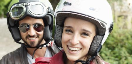 La persona que viaja como acompañante en una moto debe mantener un comportamiento adecuado para evitar posibles accidentes 