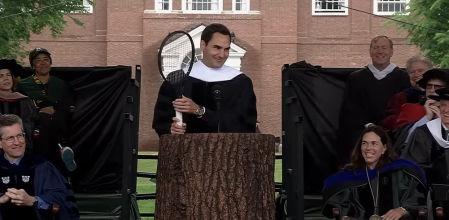 El suizo agarra una raqueta durante su discurso