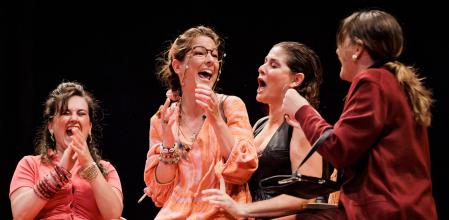 Las Niñas de Cádiz presentan 'Las bingueras de Eurípides' en el teatro Condal