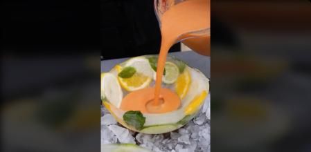 Un bol de hielo es una idea de lo más original para servir cremas frías este verano.