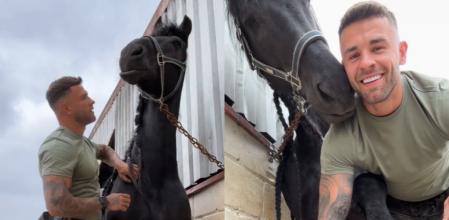 El cuidador junto a su caballo.