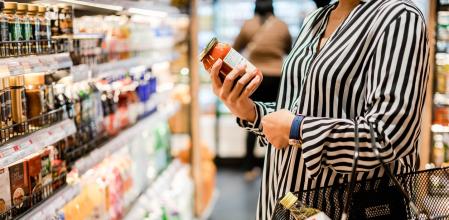 Una mujer haciendo la compra en el supermercado.