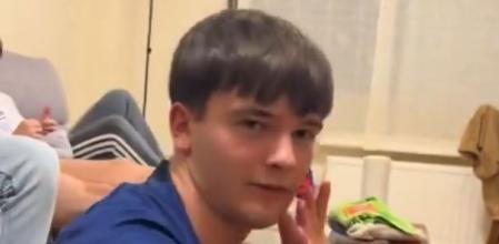 El joven recibe las notas por parte de sus amigos