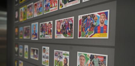 Imagen de la muestra de cromos expuesta en LEGENDS, The Home of Football Presented by LALIGA