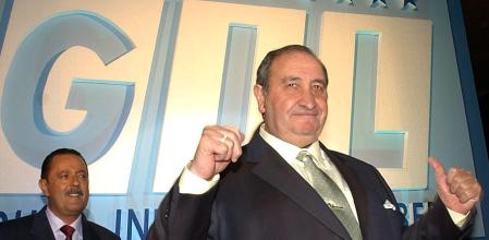 CONGRESO GIL:MB02. Marbella (Málaga), 9/03/02.- El presidente del Grupo Independiente Liberal (GIL) y alcalde de Marbella, Jesús Gil, a su llegada al congreso nacional extraordinario del GIL celebrado en Marbella, en el que aseguró que siempre estará detrás del proyecto de su partido, aunque sea inhabilitado, y anunció que el tenista Manolo Santana presidirá el consejo de notables que anunció para su ciudad. EFE/AL/re