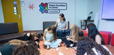 FOTO MARTI GELABERT 05/06/2024 ACTIVIDAD ESCOLAR DE ENTRECULTURAS EN LOS JESUITAS DE GRACIA-KOSTKA. SIETE ALUMNAS DE TERCERO Y CUARTO DE LA ESO PARTICIPAN EN LA ACTIVIDAD CON LA TECNICA DE ENTRECULTURAS, MIREIA SERRA. TRABAJAN EN BASE A LOS OBJETIVOS DE DESARROLLO SOSTENIBLE (ODS).