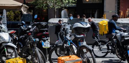 Las temperaturas extremas y fenómenos meteorológicos agravados por el cambio climático suponen un riesgo para los repartidores.