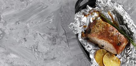 La cara brillante del papel de aluminio se utiliza para ahumar alimentos.