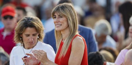 BENALMÁDENA (MÁLAGA), 05/06/2024.- La mujer del secretario general del PSOE y presidente del Gobierno, Pedro Sánchez, Begoña Gómez (c), durante un acto electoral de los socialistas en Benalmádena (Málaga), este miércoles. EFE/ Jorge Zapata