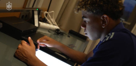 Lamine Yamal repasando un texto en inglés