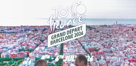 El alcalde de Barcelona, Jaume Collboni y el director del Tour de Francia, Christian Prudhome , durante el acto celebrado en el Saló de Cent del Ayuntamiento de Barcelona desde donde se anunció que Barcelona acogerá la salida del Tour de Francia 2026.