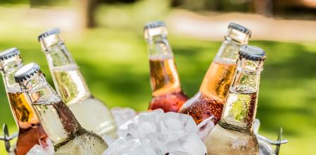 Agregar sal al hielo puede salvarte de quedarte sin bebida fría.