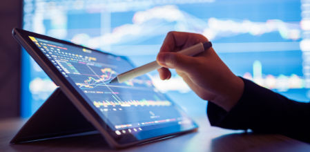 Persona utilizando una tablet para ver datos.