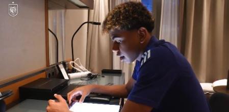 Lamine Yamal repasando un texto en inglés