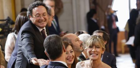 MADRID, 19/06/2024.- El presidente del gobierno, Pedro Sánchez (delante), su esposa, Begoña Gómez (d), el fiscal general del Estado de España, Álvaro García Ortiz (i), y la presidenta del Congreso, Francina Armengol (c)l, antes de los saludos en el palacio Real, durante el décimo aniversario del reinado de Felipe VI, este miércoles en Madrid. El rey Felipe VI, junto a la reina Letizia y sus hijas, la princesa de Asturias, Leonor, y la infanta Sofía (no visible en la foto) conmemoran este miércoles el décimo aniversario de su reinado con el relevo solemne de la Guardia Real, la imposición de condecoraciones a ciudadanos desconocidos y un almuerzo institucional, todo ello en el Palacio Real de Madrid, donde el broche a la jornada va a ser un concierto a cargo de la banda de música de la Guardia Real y del violinista Ara Malikian. EFE/ Chema Moya