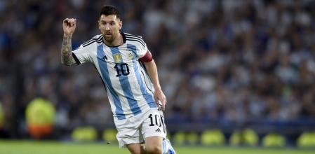 FILE - Argentina's Lionel Messi controls the ball during a qualifying soccer match for the FIFA World Cup 2026 against Uruguay at La Bombonera stadium in Buenos Aires, Argentina, Thursday, Nov. 16, 2023. Two players regarded as key for Argentina's renovation will be in the United States for the tournament, Brighton left back Valentín Barco and Monza striker Valentín Carboni. (AP Photo/Gustavo Garello, File)