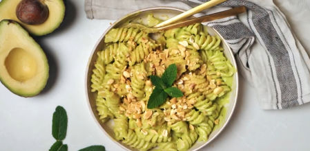 Pasta con salsa de menta y aguacate