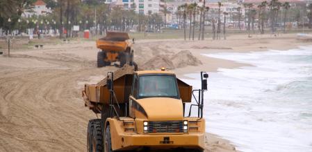 Máquinas moviendo arena en el Vendrell.